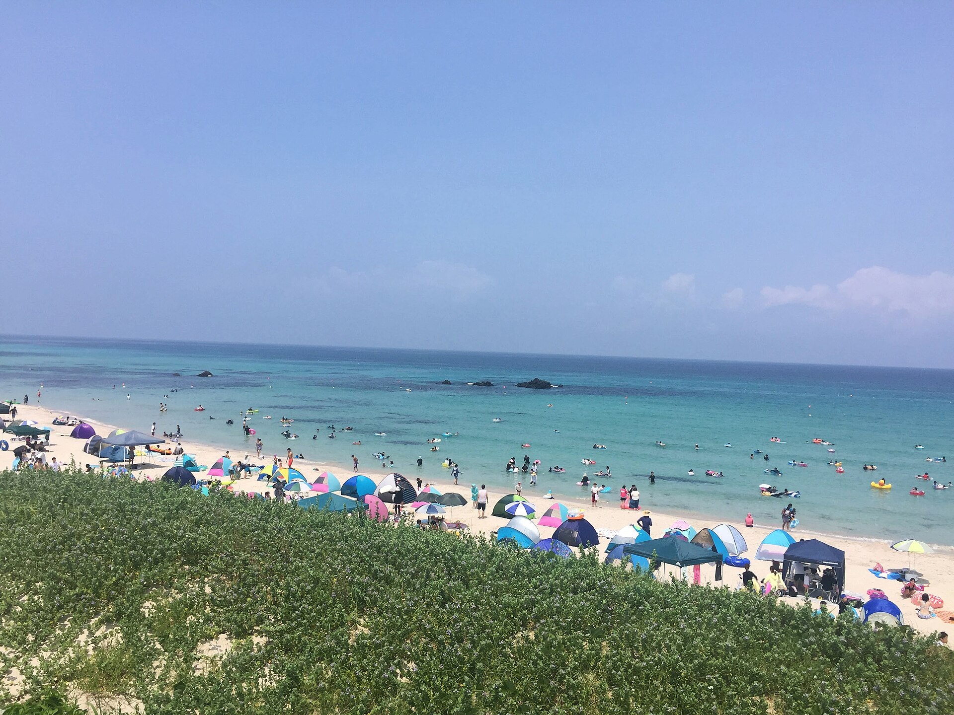 角島西側の海を望むイメージ（コバルトブルーの砂浜）