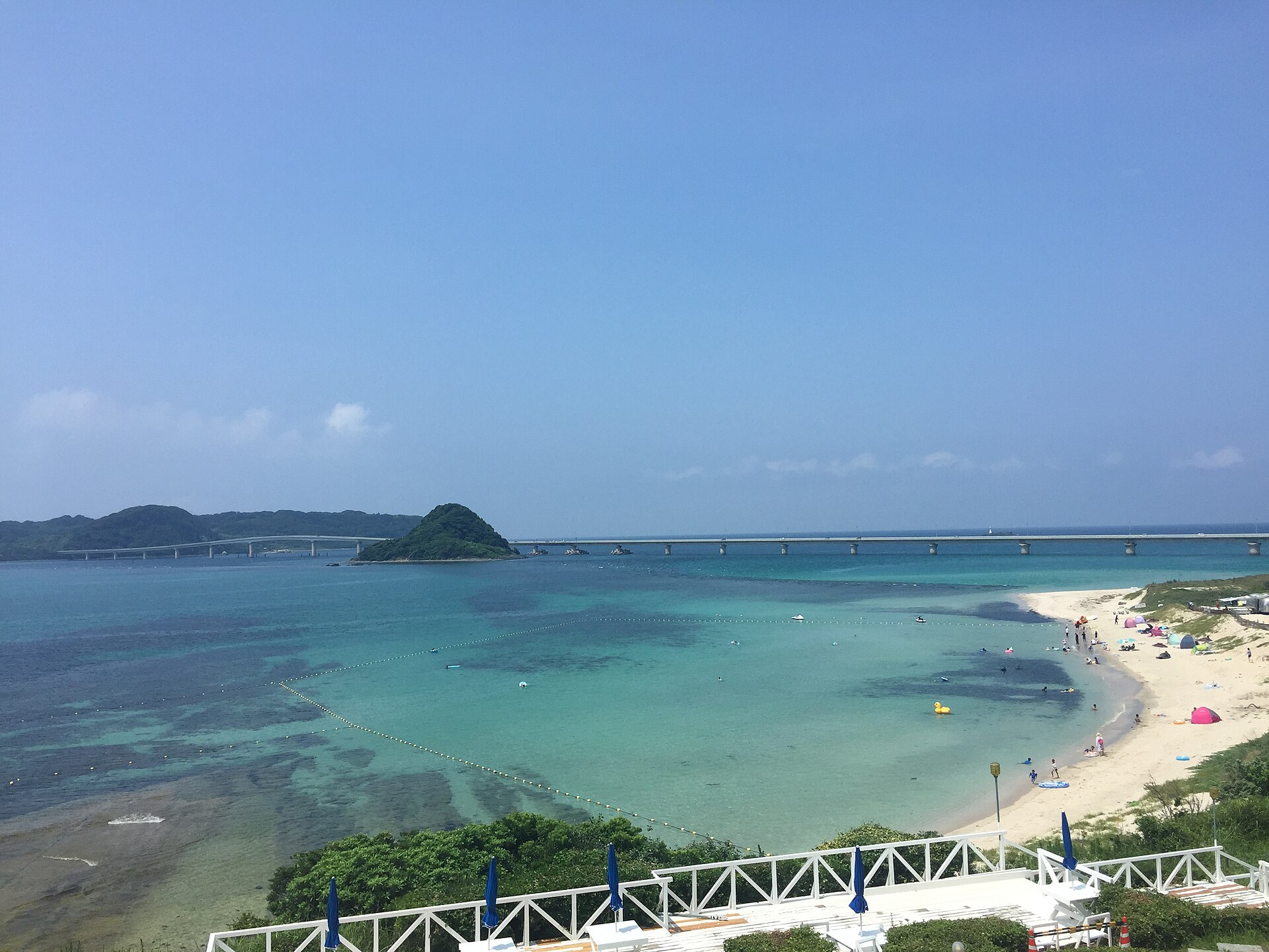 海士ヶ瀬公園側から望む晴れた日の角島大橋