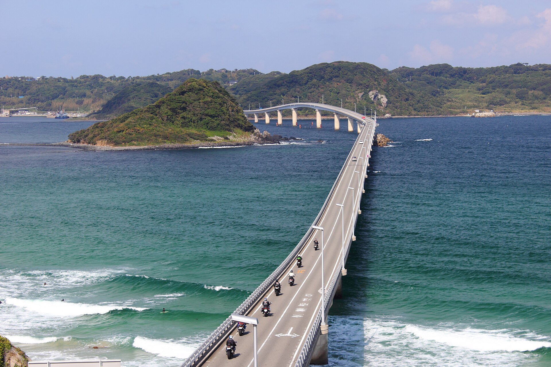山側の高台から見た角島大橋の定番の正面構図