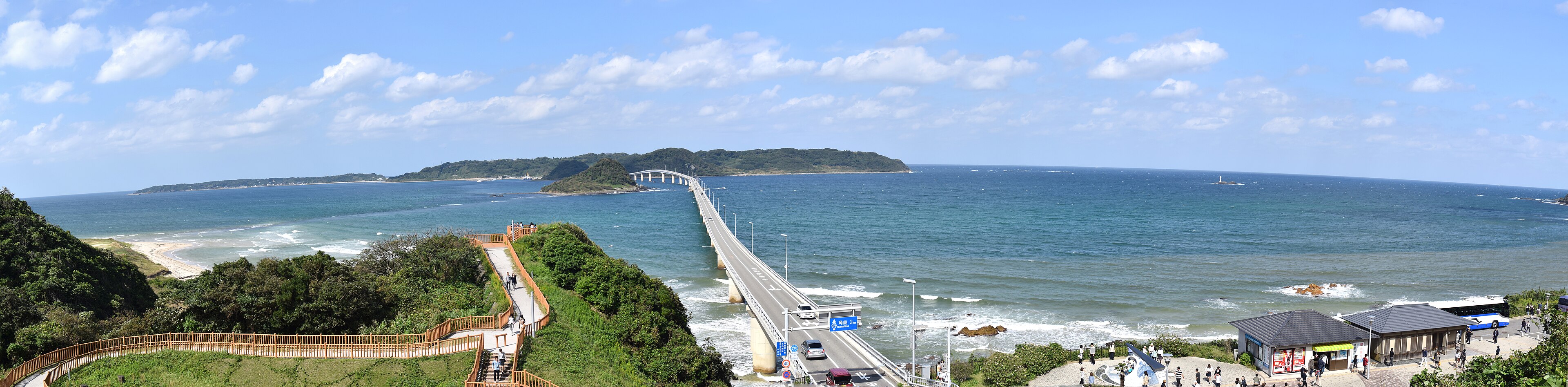 角島大橋と浅瀬の色が広がるパノラマ