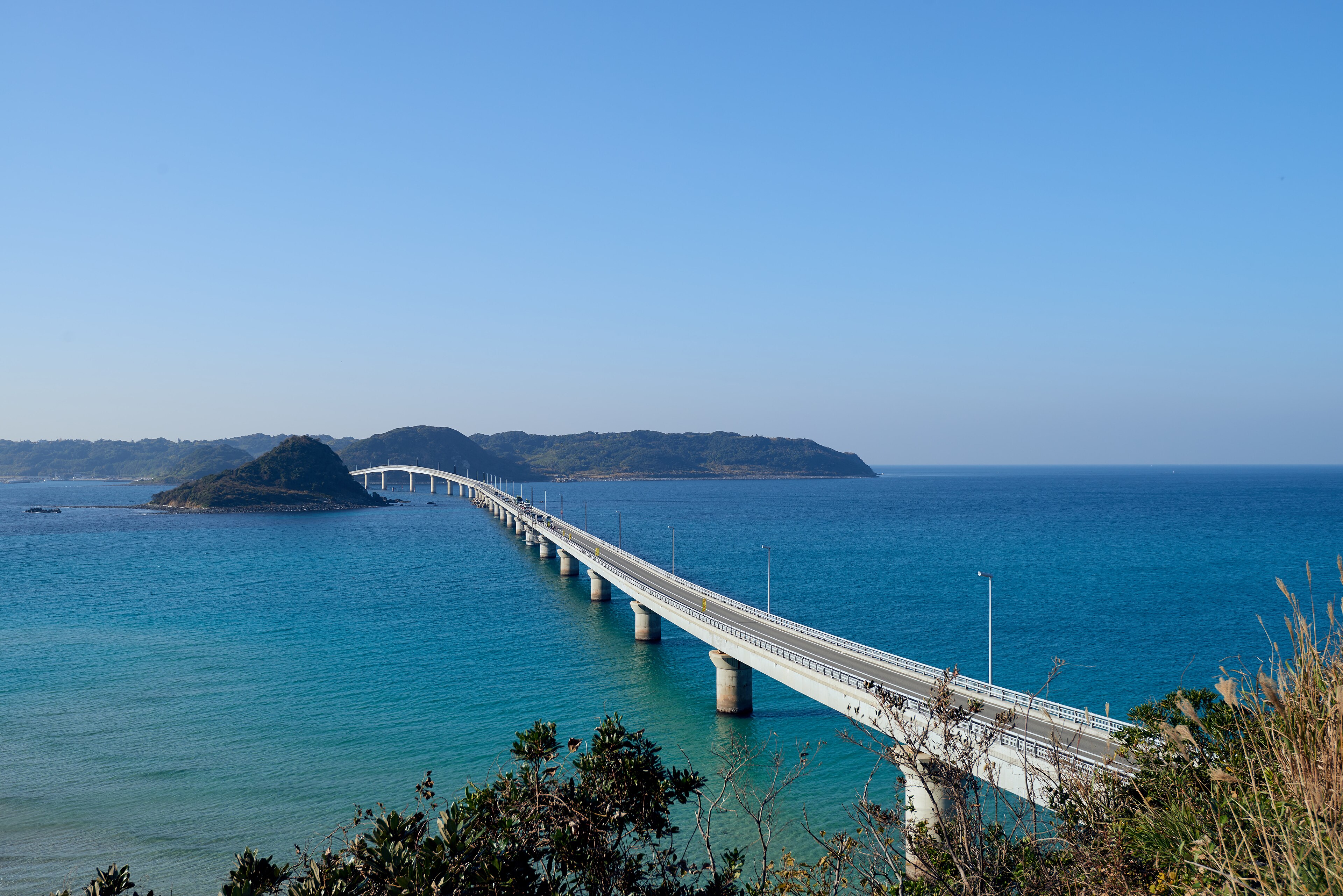 海の上を弧を描いて角島へ伸びる角島大橋の空撮