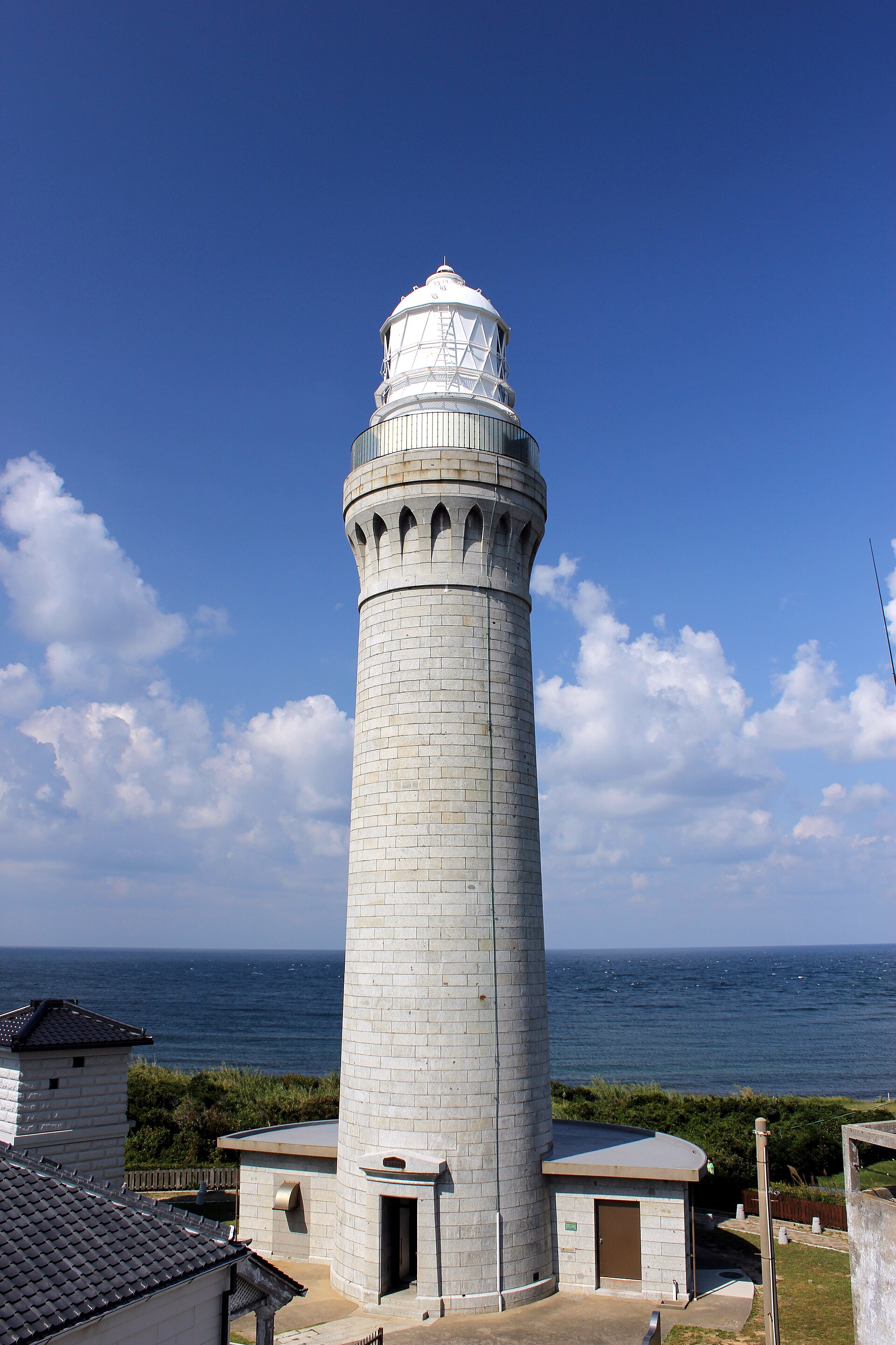 御影石造りの角島灯台